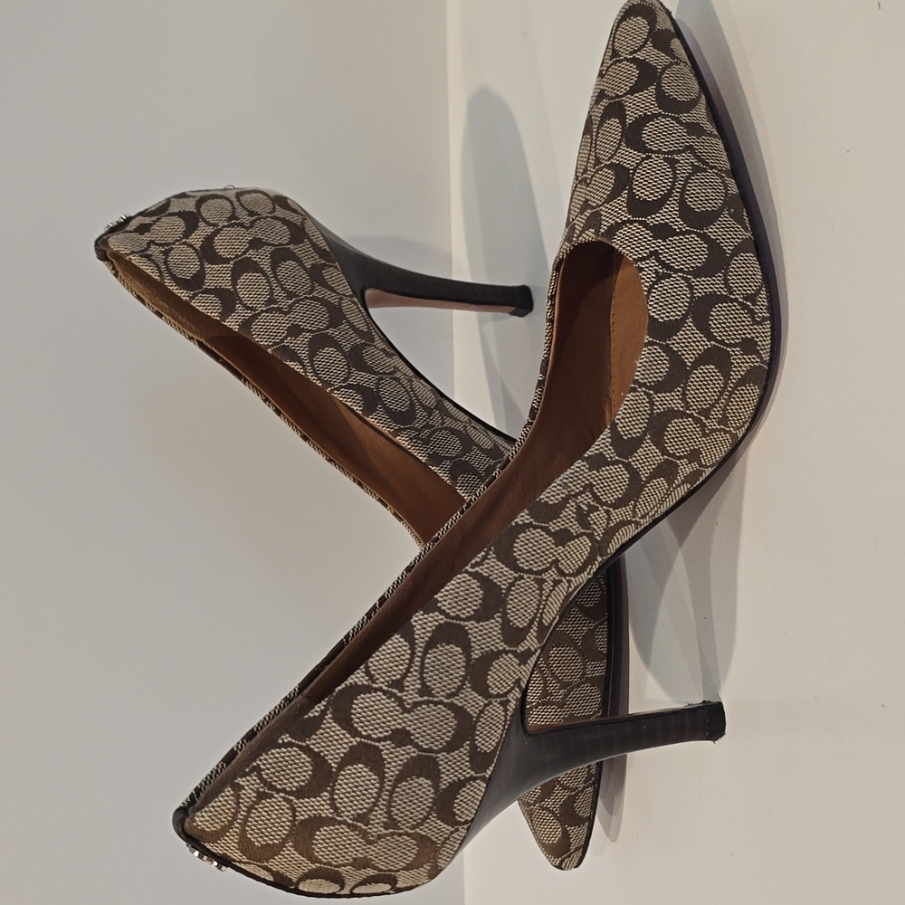 Coach "Ellin" Women's Signature C Pointed Heels In Khaki Size 6.5